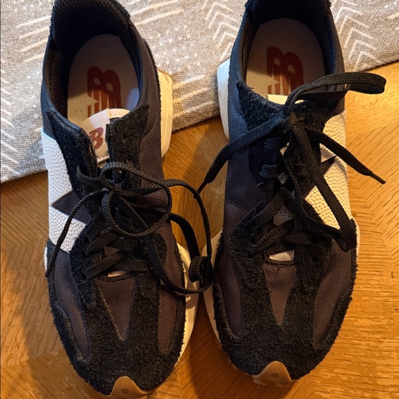 New Balance 327 Black and White sneakers. Size 6 - Picture 2 of 6